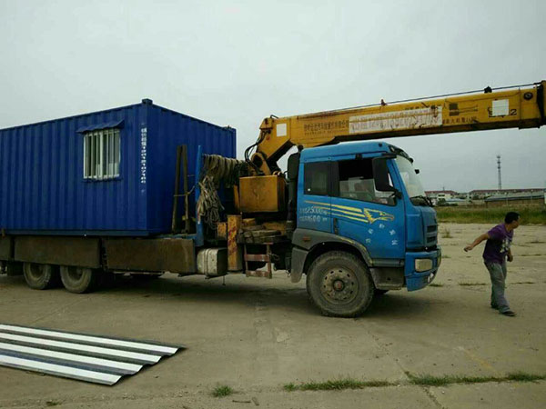 随车吊运集装箱活动房